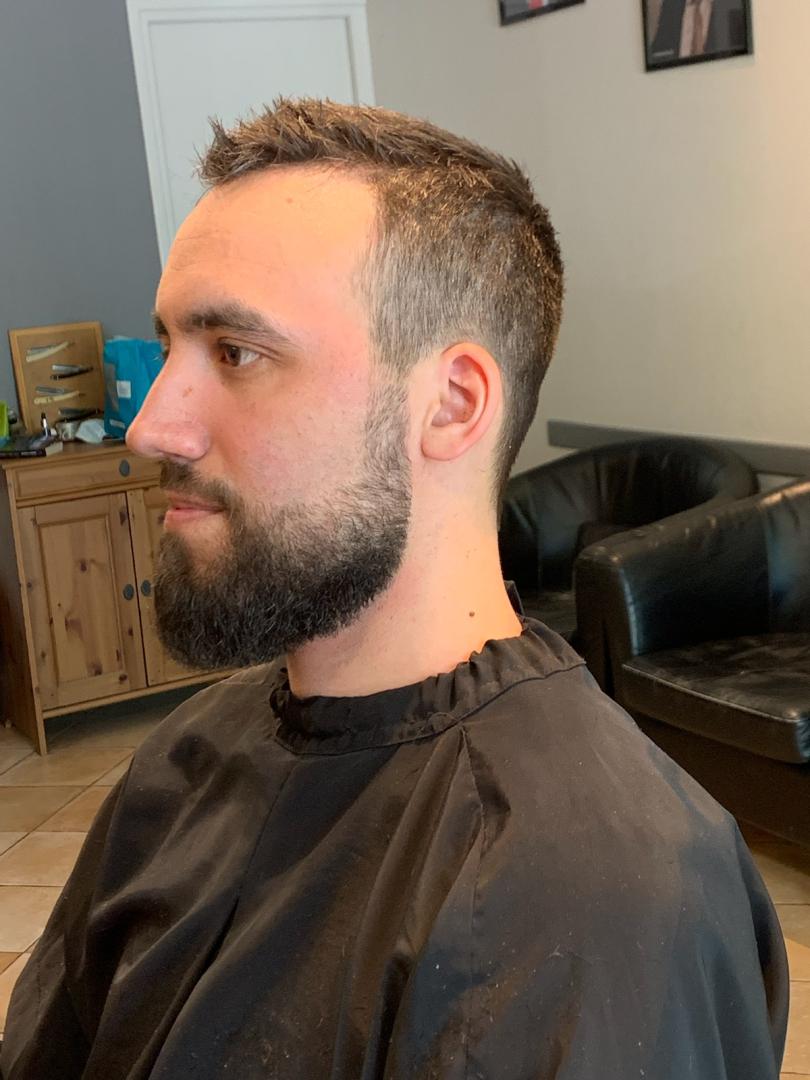 Coupe de cheveux et taille de barbe